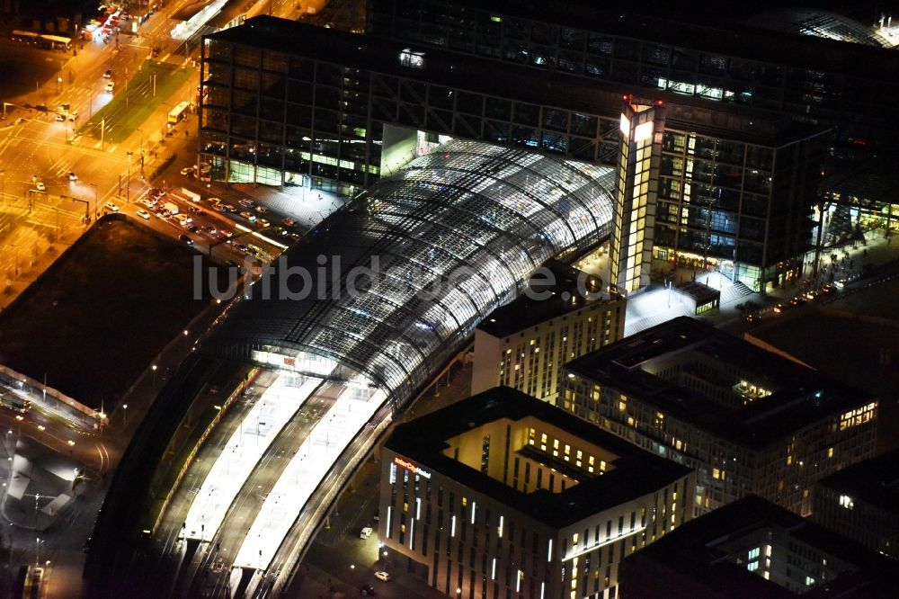 Berlin bei Nacht aus der Vogelperspektive: Nachtluftbild Hauptbahnhof der Deutschen Bahn in Berlin