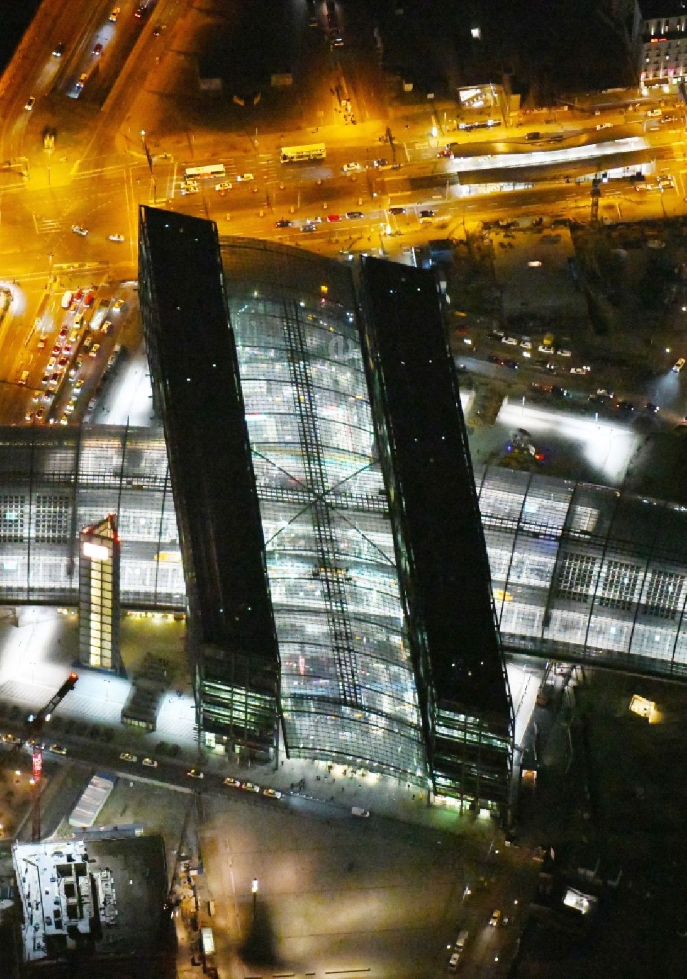 Nacht-Luftaufnahme Berlin - Nachtluftbild Hauptbahnhof der Deutschen Bahn in Berlin, Deutschland