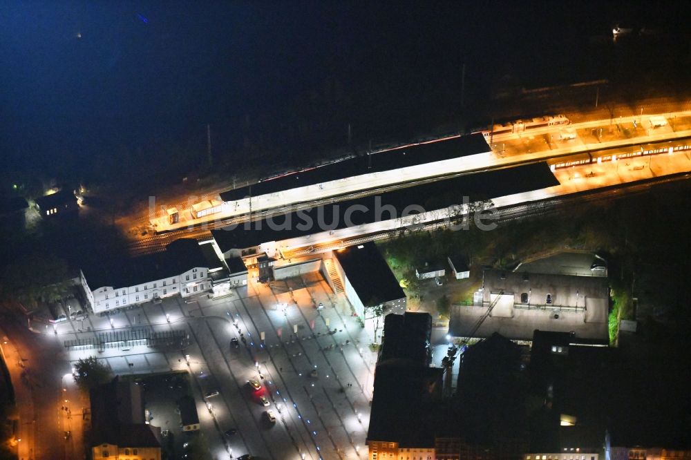 Bernau bei Nacht von oben - Nachtluftbild Hauptbahnhof der Deutschen Bahn in Bernau im Bundesland Brandenburg, Deutschland