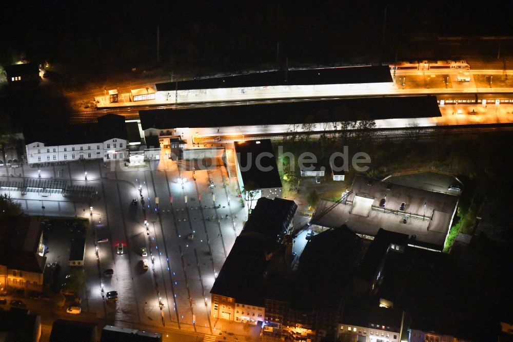 Bernau bei Nacht aus der Vogelperspektive: Nachtluftbild Hauptbahnhof der Deutschen Bahn in Bernau im Bundesland Brandenburg, Deutschland