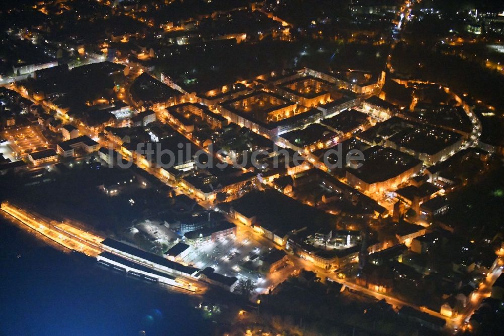 Bernau bei Nacht von oben - Nachtluftbild Hauptbahnhof der Deutschen Bahn in Bernau im Bundesland Brandenburg, Deutschland