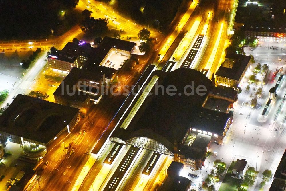 Nacht-Luftaufnahme Bremen - Nachtluftbild Hauptbahnhof der Deutschen Bahn in Bremen, Deutschland