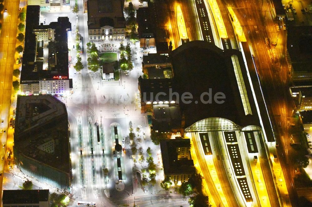 Bremen bei Nacht aus der Vogelperspektive: Nachtluftbild Hauptbahnhof der Deutschen Bahn in Bremen, Deutschland