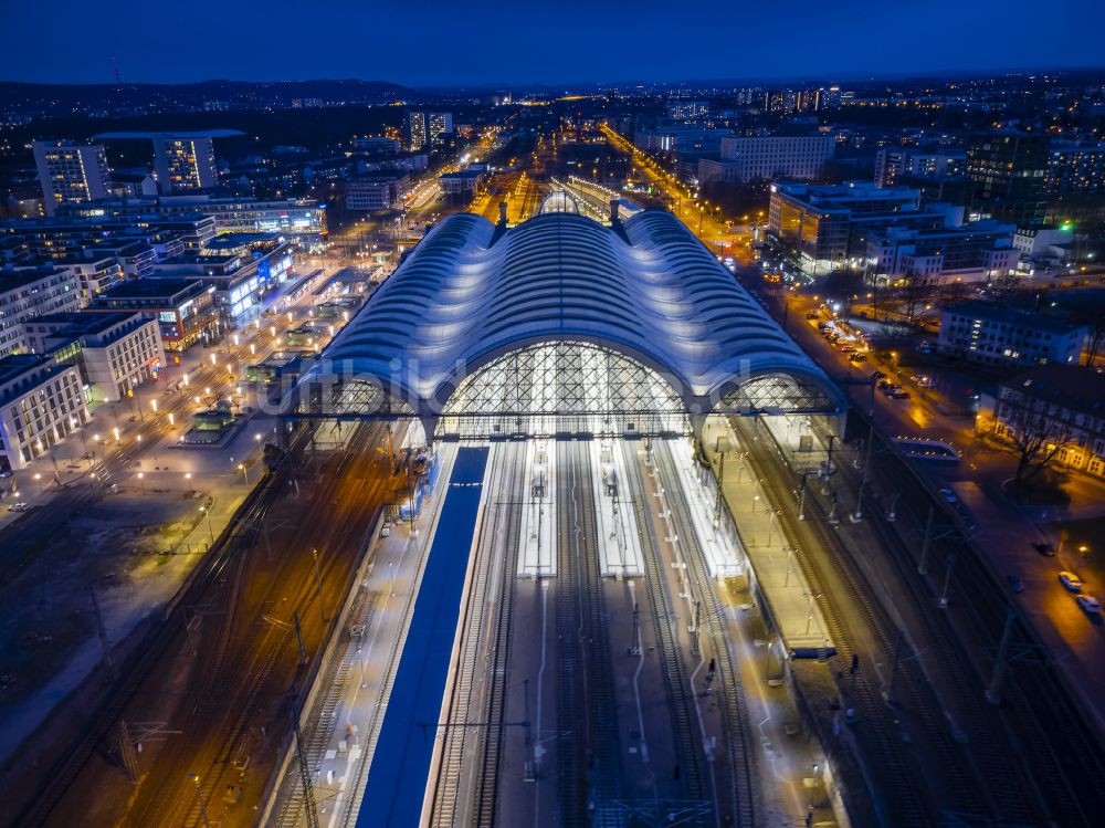 Nacht-Luftaufnahme Dresden - Nachtluftbild Hauptbahnhof der Deutschen Bahn in Dresden im Bundesland Sachsen, Deutschland