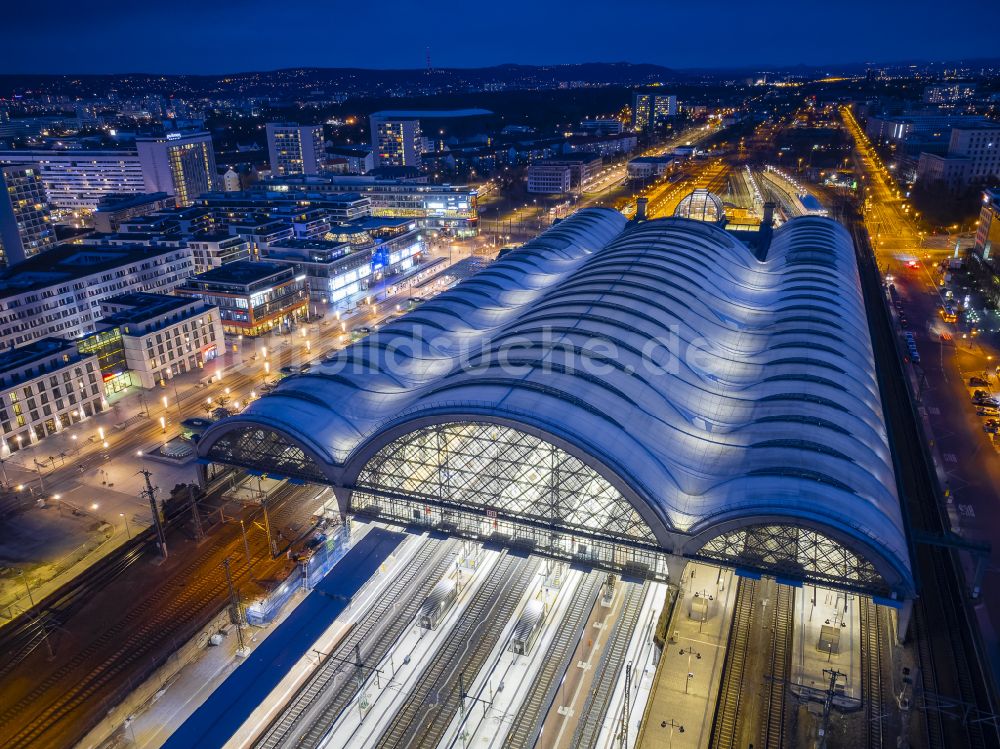 Dresden bei Nacht von oben - Nachtluftbild Hauptbahnhof der Deutschen Bahn in Dresden im Bundesland Sachsen, Deutschland