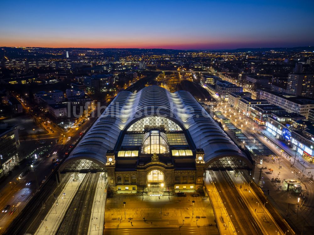 Nacht-Luftaufnahme Dresden - Nachtluftbild Hauptbahnhof der Deutschen Bahn in Dresden im Bundesland Sachsen, Deutschland