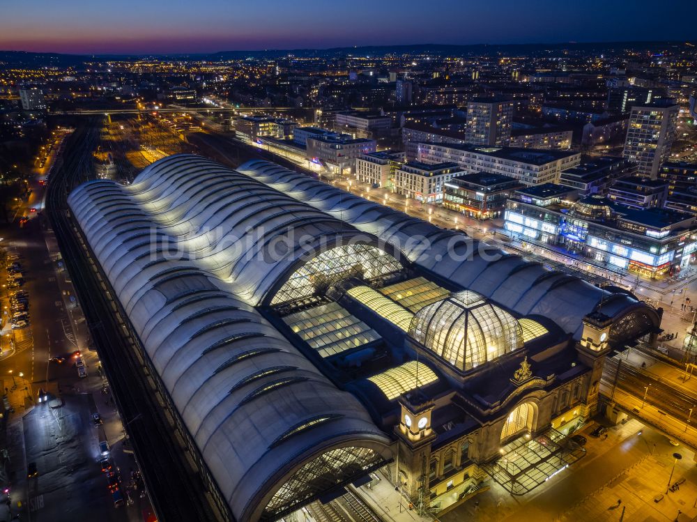 Dresden bei Nacht von oben - Nachtluftbild Hauptbahnhof der Deutschen Bahn in Dresden im Bundesland Sachsen, Deutschland