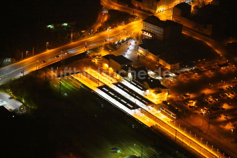 Eberswalde bei Nacht aus der Vogelperspektive: Nachtluftbild Hauptbahnhof der Deutschen Bahn in Eberswalde im Bundesland Brandenburg, Deutschland