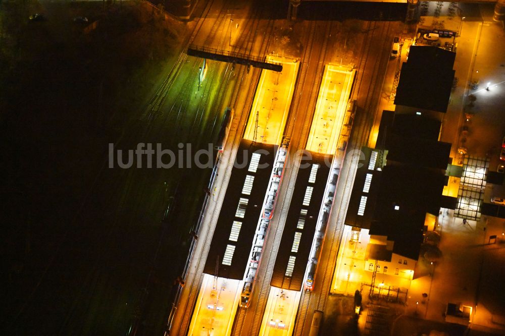 Nacht-Luftaufnahme Eberswalde - Nachtluftbild Hauptbahnhof der Deutschen Bahn in Eberswalde im Bundesland Brandenburg, Deutschland