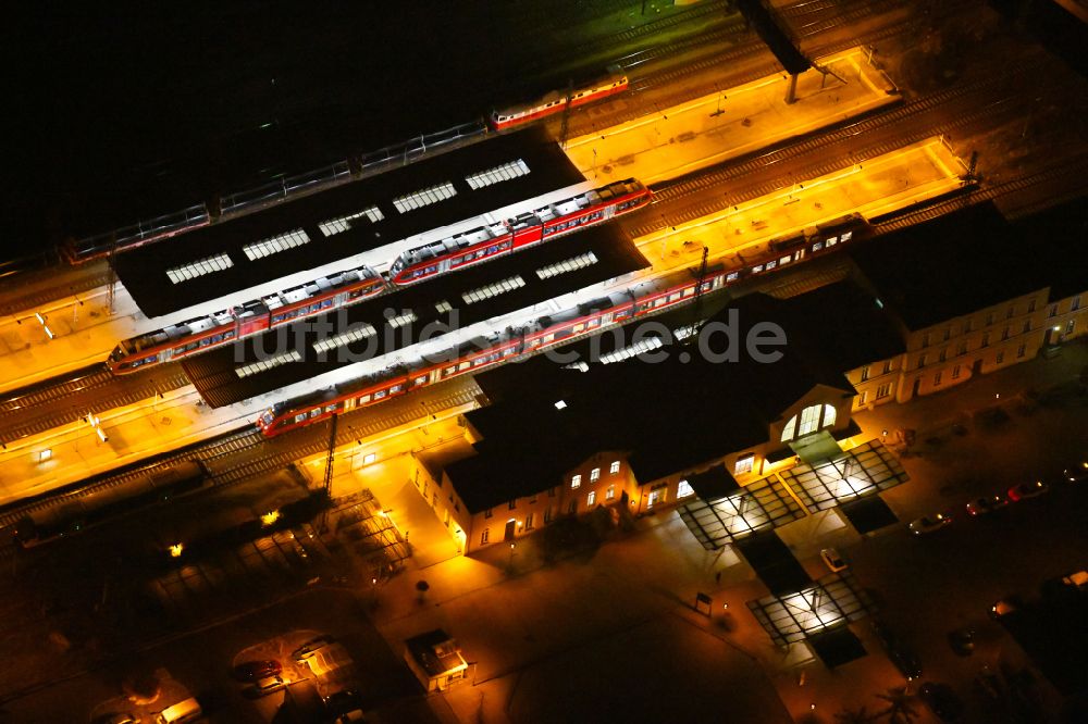 Eberswalde bei Nacht von oben - Nachtluftbild Hauptbahnhof der Deutschen Bahn in Eberswalde im Bundesland Brandenburg, Deutschland