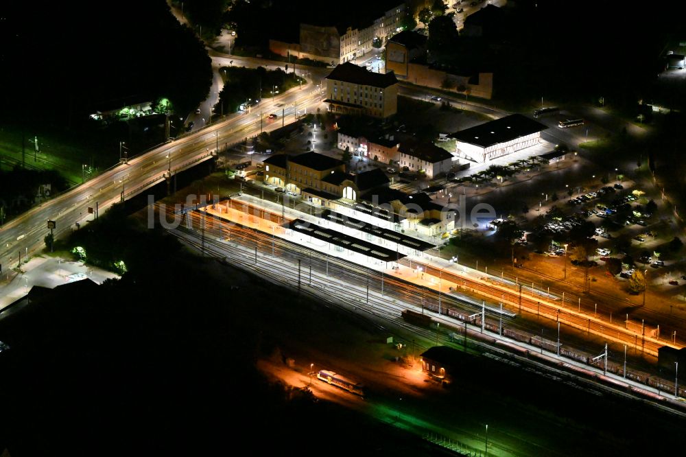 Nacht-Luftaufnahme Eberswalde - Nachtluftbild Hauptbahnhof der Deutschen Bahn in Eberswalde im Bundesland Brandenburg, Deutschland