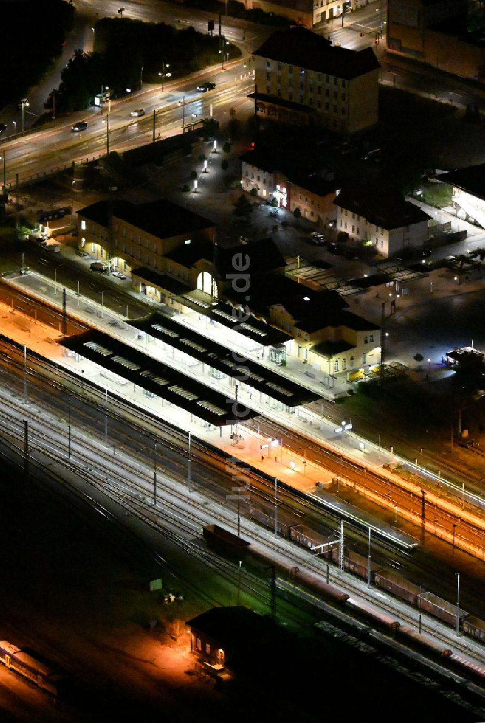 Eberswalde bei Nacht von oben - Nachtluftbild Hauptbahnhof der Deutschen Bahn in Eberswalde im Bundesland Brandenburg, Deutschland