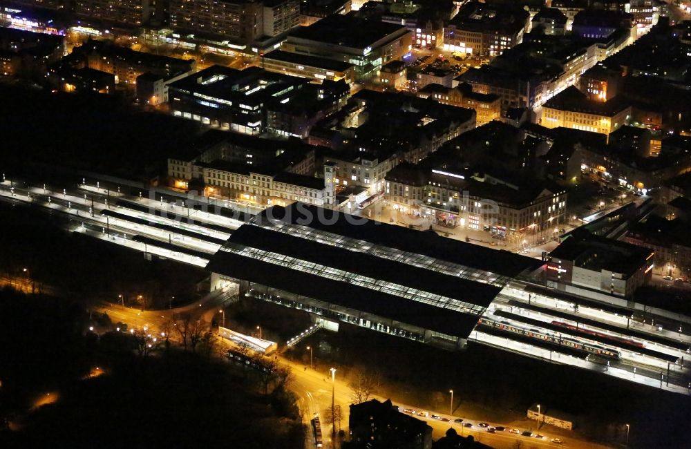 Erfurt bei Nacht aus der Vogelperspektive: Nachtluftbild Hauptbahnhof der Deutschen Bahn in Erfurt im Bundesland Thüringen, Deutschland