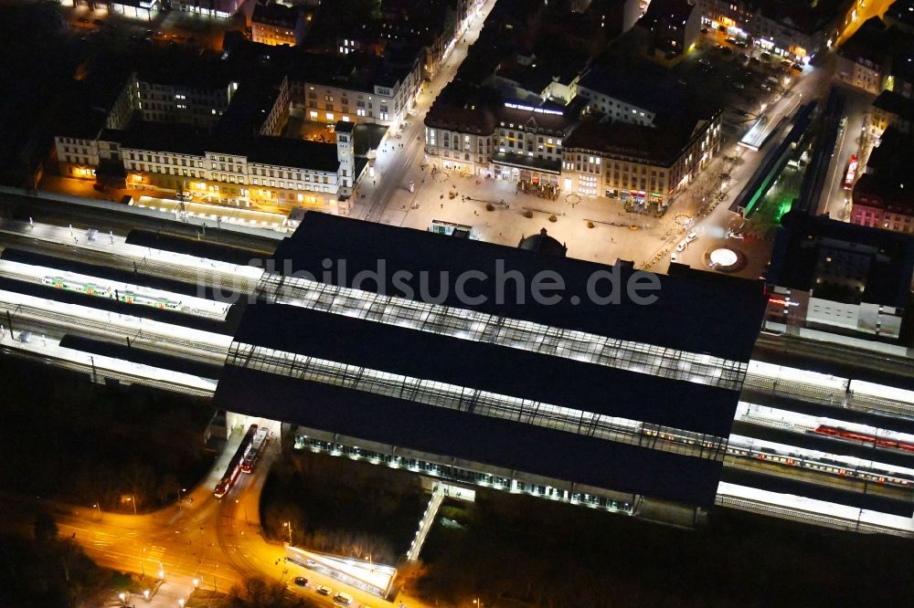 Erfurt bei Nacht aus der Vogelperspektive: Nachtluftbild Hauptbahnhof der Deutschen Bahn in Erfurt im Bundesland Thüringen, Deutschland