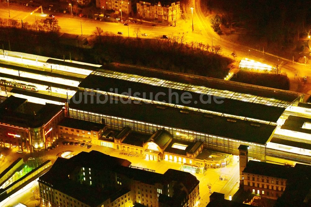 Erfurt bei Nacht aus der Vogelperspektive: Nachtluftbild Hauptbahnhof der Deutschen Bahn in Erfurt im Bundesland Thüringen, Deutschland