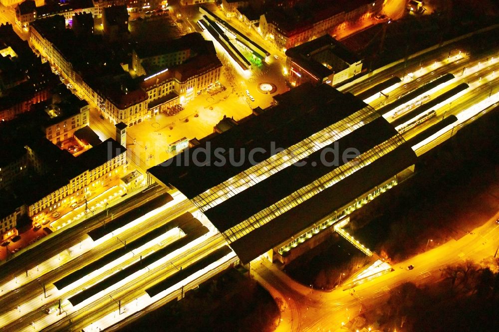 Erfurt bei Nacht aus der Vogelperspektive: Nachtluftbild Hauptbahnhof der Deutschen Bahn in Erfurt im Bundesland Thüringen, Deutschland