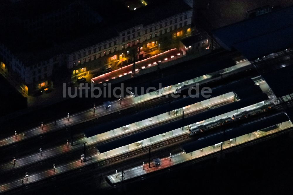 Erfurt bei Nacht aus der Vogelperspektive: Nachtluftbild Hauptbahnhof der Deutschen Bahn in Erfurt im Bundesland Thüringen, Deutschland