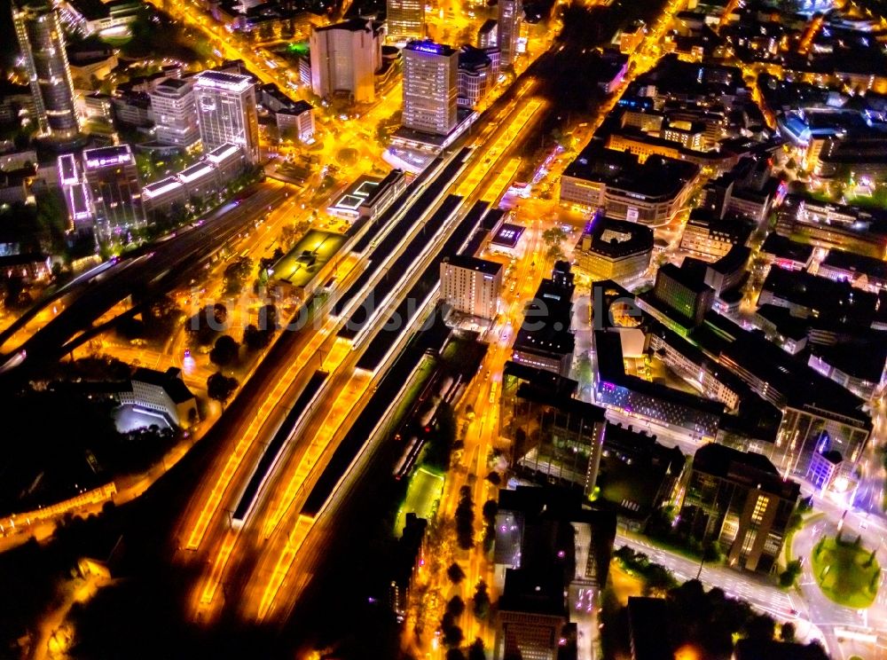 Nachtluftbild Essen - Nachtluftbild Hauptbahnhof der Deutschen Bahn in Essen im Bundesland Nordrhein-Westfalen, Deutschland