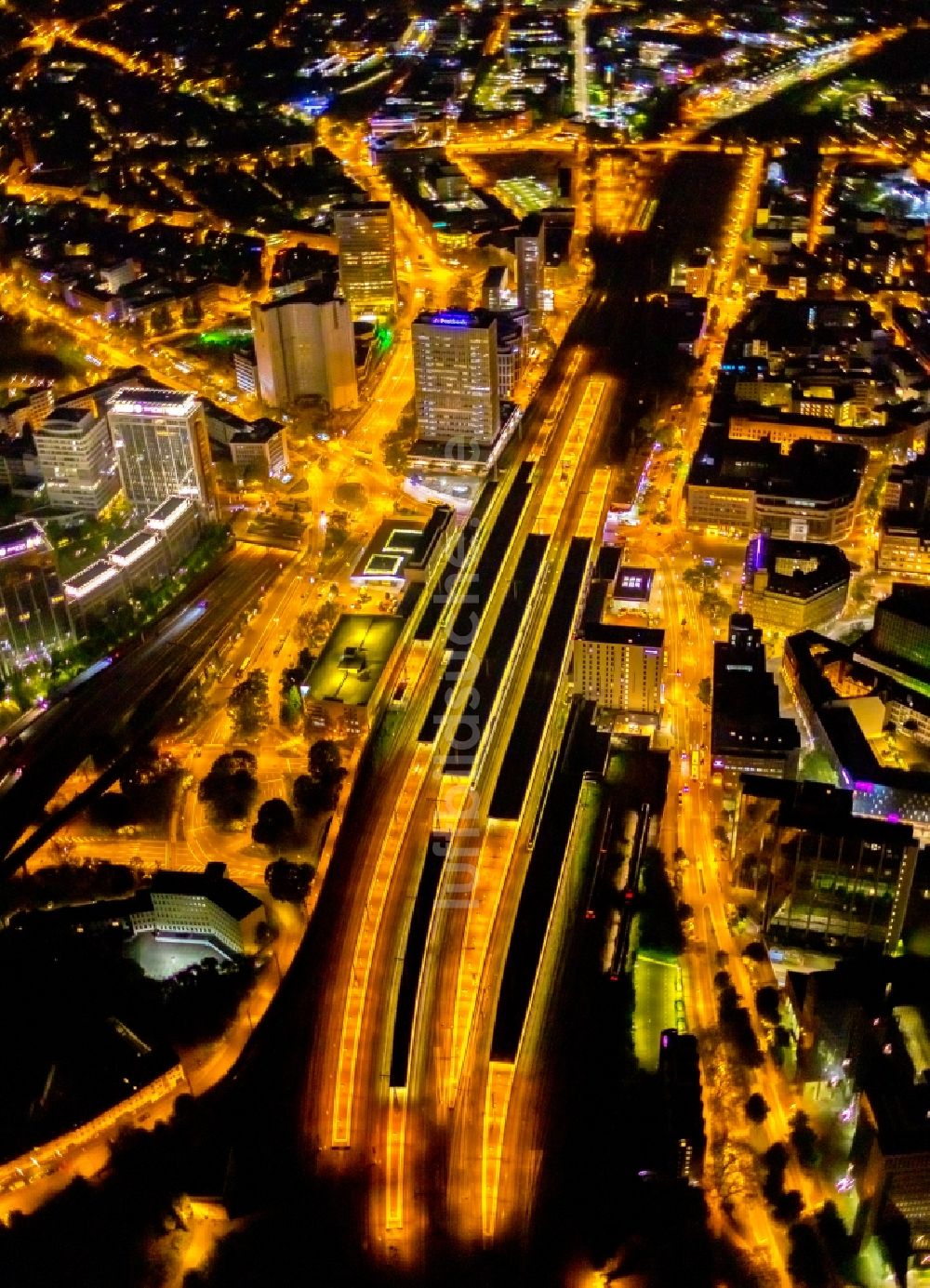 Nacht-Luftaufnahme Essen - Nachtluftbild Hauptbahnhof der Deutschen Bahn in Essen im Bundesland Nordrhein-Westfalen, Deutschland