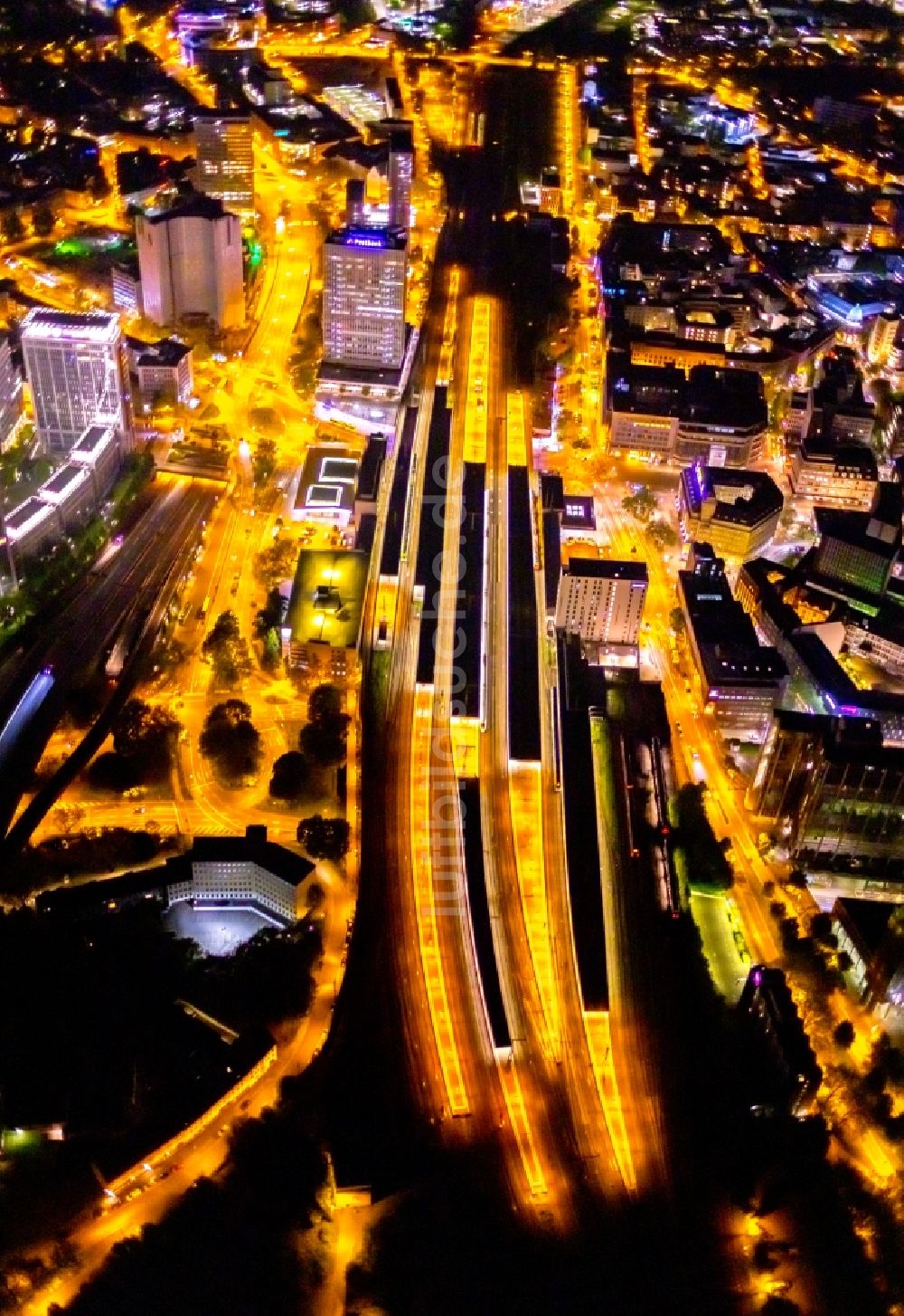 Essen bei Nacht von oben - Nachtluftbild Hauptbahnhof der Deutschen Bahn in Essen im Bundesland Nordrhein-Westfalen, Deutschland