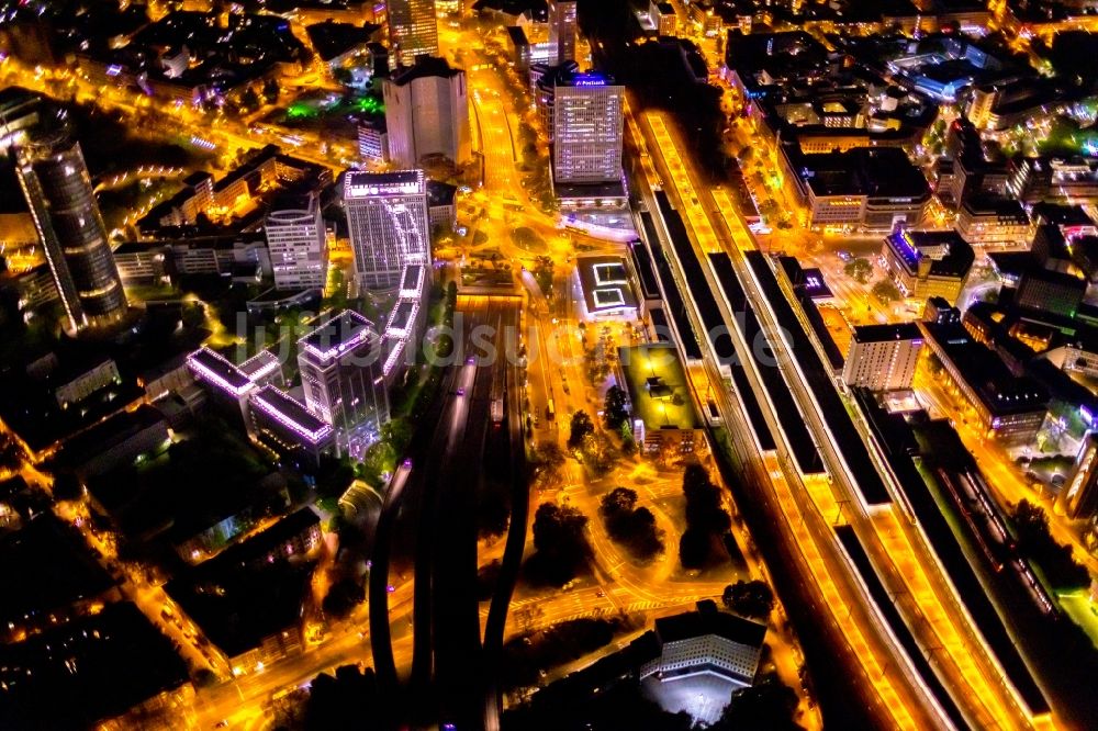 Essen bei Nacht aus der Vogelperspektive: Nachtluftbild Hauptbahnhof der Deutschen Bahn in Essen im Bundesland Nordrhein-Westfalen, Deutschland