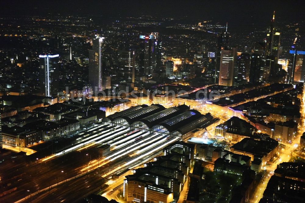 Frankfurt am Main bei Nacht von oben - Nachtluftbild Hauptbahnhof der Deutschen Bahn in Frankfurt am Main im Bundesland Hessen