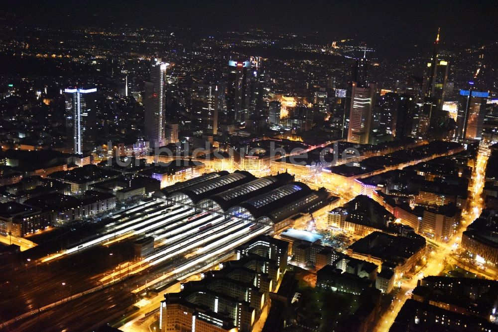 Frankfurt am Main bei Nacht aus der Vogelperspektive: Nachtluftbild Hauptbahnhof der Deutschen Bahn in Frankfurt am Main im Bundesland Hessen