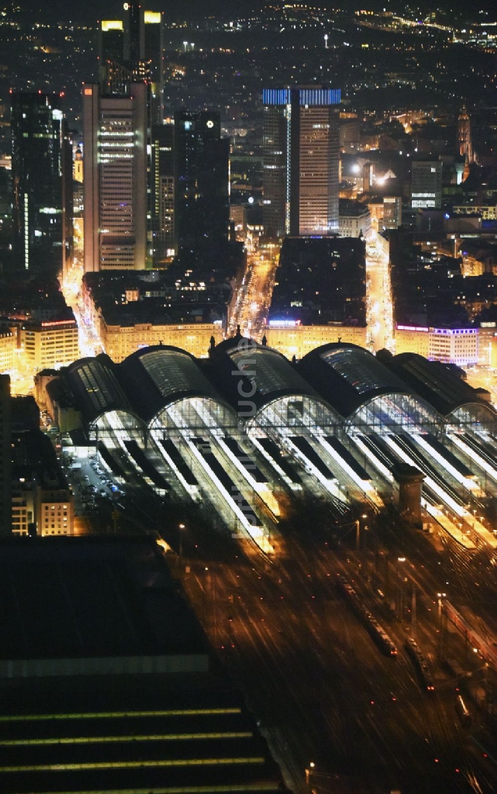 Nacht-Luftaufnahme Frankfurt am Main - Nachtluftbild Hauptbahnhof der Deutschen Bahn in Frankfurt am Main im Bundesland Hessen