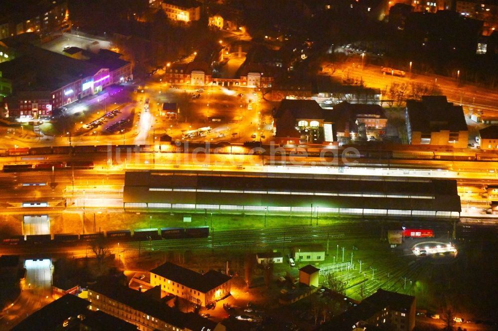 Frankfurt (Oder) bei Nacht von oben - Nachtluftbild Hauptbahnhof der Deutschen Bahn in Frankfurt (Oder) im Bundesland Brandenburg, Deutschland