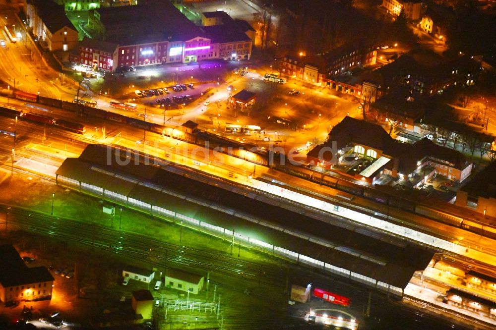 Nacht-Luftaufnahme Frankfurt (Oder) - Nachtluftbild Hauptbahnhof der Deutschen Bahn in Frankfurt (Oder) im Bundesland Brandenburg, Deutschland