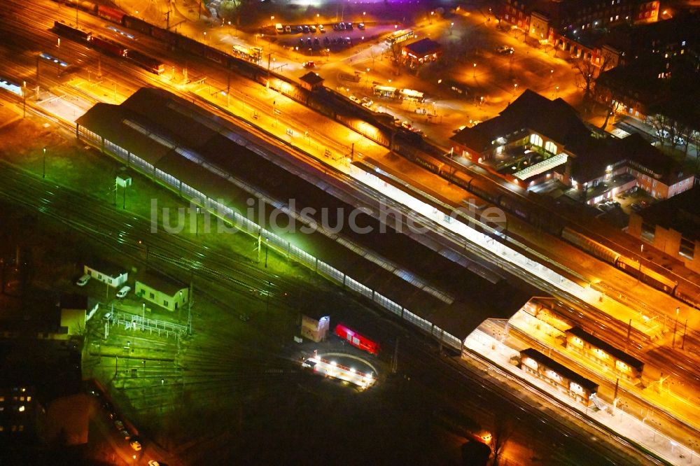 Frankfurt (Oder) bei Nacht von oben - Nachtluftbild Hauptbahnhof der Deutschen Bahn in Frankfurt (Oder) im Bundesland Brandenburg, Deutschland