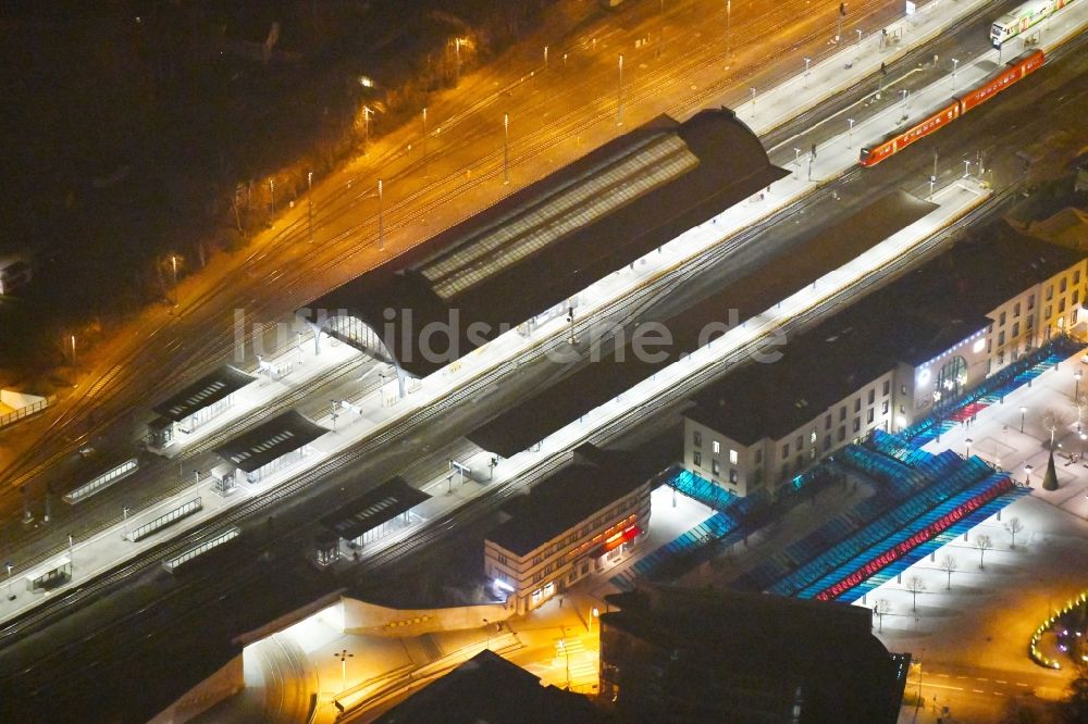 Gera bei Nacht von oben - Nachtluftbild Hauptbahnhof der Deutschen Bahn in Gera im Bundesland Thüringen, Deutschland