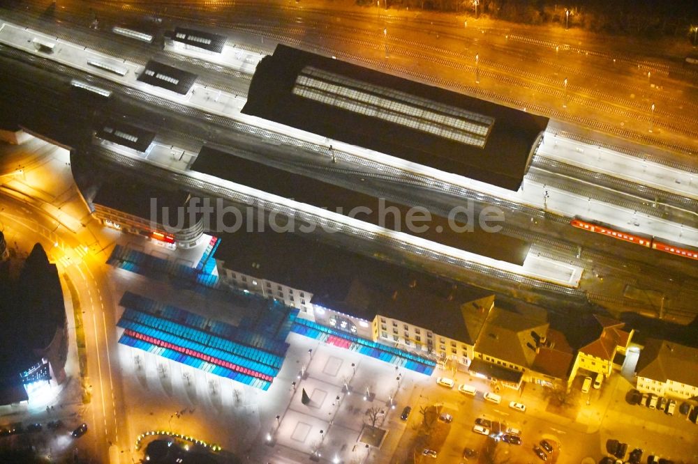 Gera bei Nacht aus der Vogelperspektive: Nachtluftbild Hauptbahnhof der Deutschen Bahn in Gera im Bundesland Thüringen, Deutschland