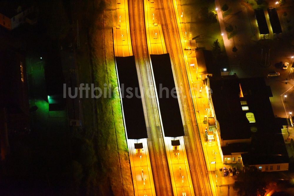 Güstrow bei Nacht aus der Vogelperspektive: Nachtluftbild Hauptbahnhof der Deutschen Bahn in Güstrow im Bundesland Mecklenburg-Vorpommern, Deutschland