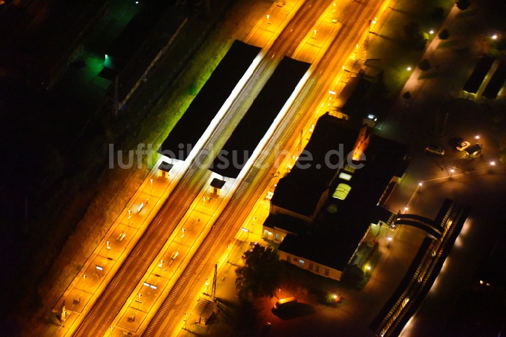 Güstrow bei Nacht von oben - Nachtluftbild Hauptbahnhof der Deutschen Bahn in Güstrow im Bundesland Mecklenburg-Vorpommern, Deutschland