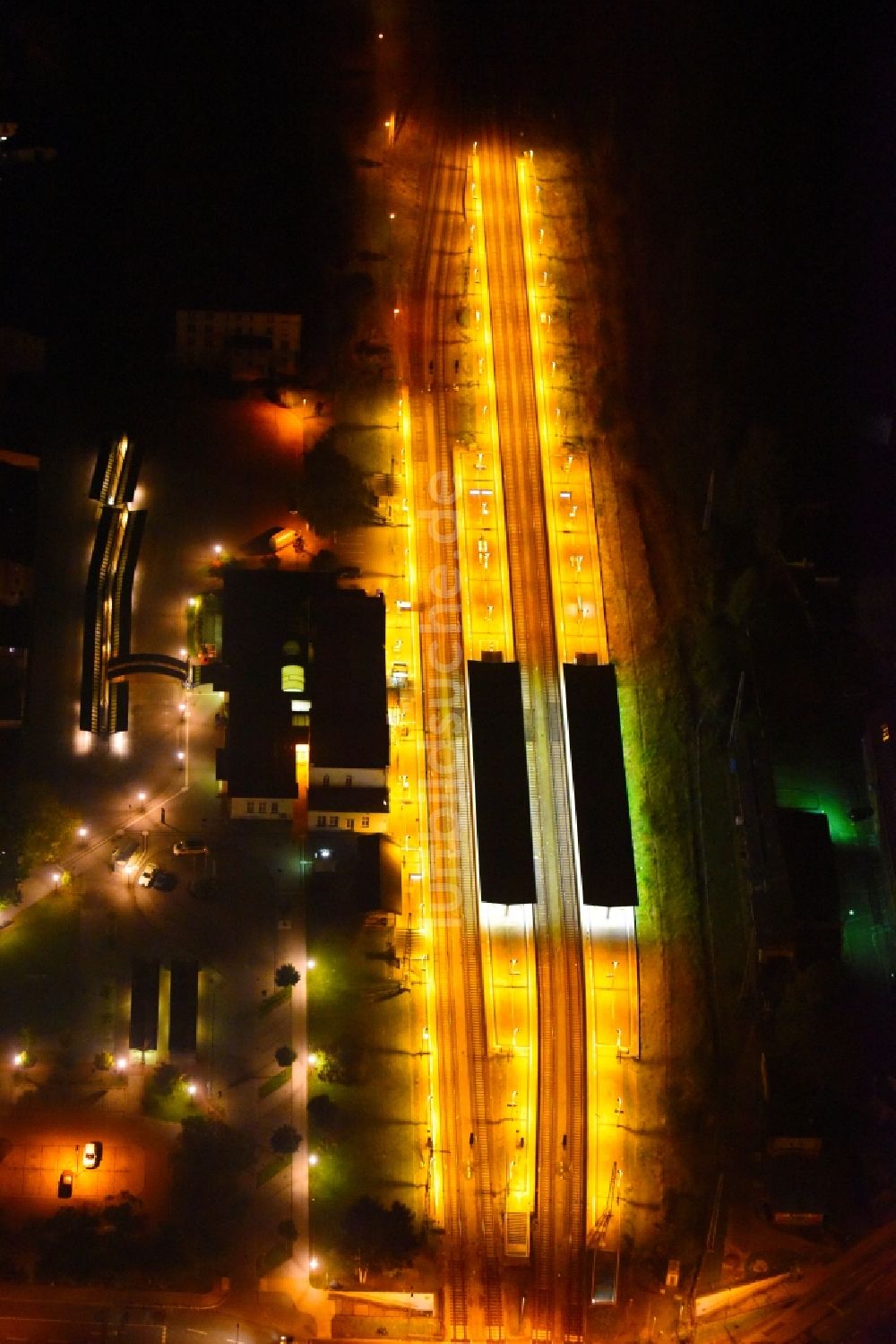 Güstrow bei Nacht von oben - Nachtluftbild Hauptbahnhof der Deutschen Bahn in Güstrow im Bundesland Mecklenburg-Vorpommern, Deutschland