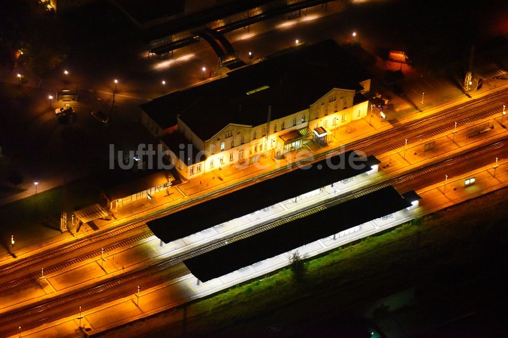 Güstrow bei Nacht aus der Vogelperspektive: Nachtluftbild Hauptbahnhof der Deutschen Bahn in Güstrow im Bundesland Mecklenburg-Vorpommern, Deutschland