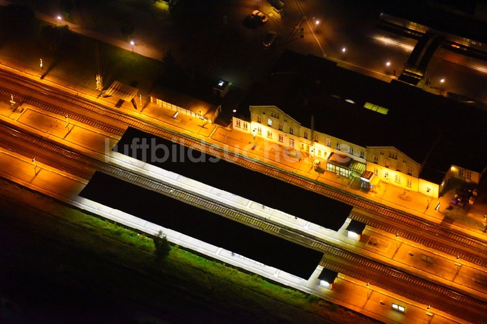 Nacht-Luftaufnahme Güstrow - Nachtluftbild Hauptbahnhof der Deutschen Bahn in Güstrow im Bundesland Mecklenburg-Vorpommern, Deutschland