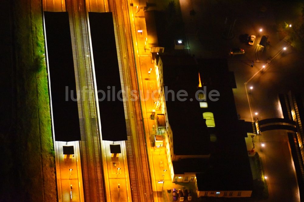 Güstrow bei Nacht von oben - Nachtluftbild Hauptbahnhof der Deutschen Bahn in Güstrow im Bundesland Mecklenburg-Vorpommern, Deutschland