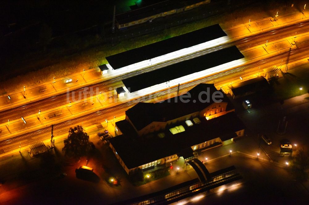 Nacht-Luftaufnahme Güstrow - Nachtluftbild Hauptbahnhof der Deutschen Bahn in Güstrow im Bundesland Mecklenburg-Vorpommern, Deutschland