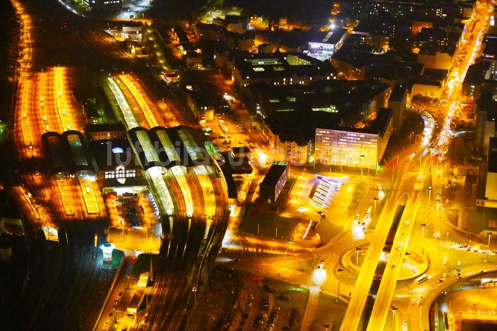 Halle (Saale) bei Nacht von oben - Nachtluftbild Hauptbahnhof der Deutschen Bahn in Halle (Saale) im Bundesland Sachsen-Anhalt, Deutschland