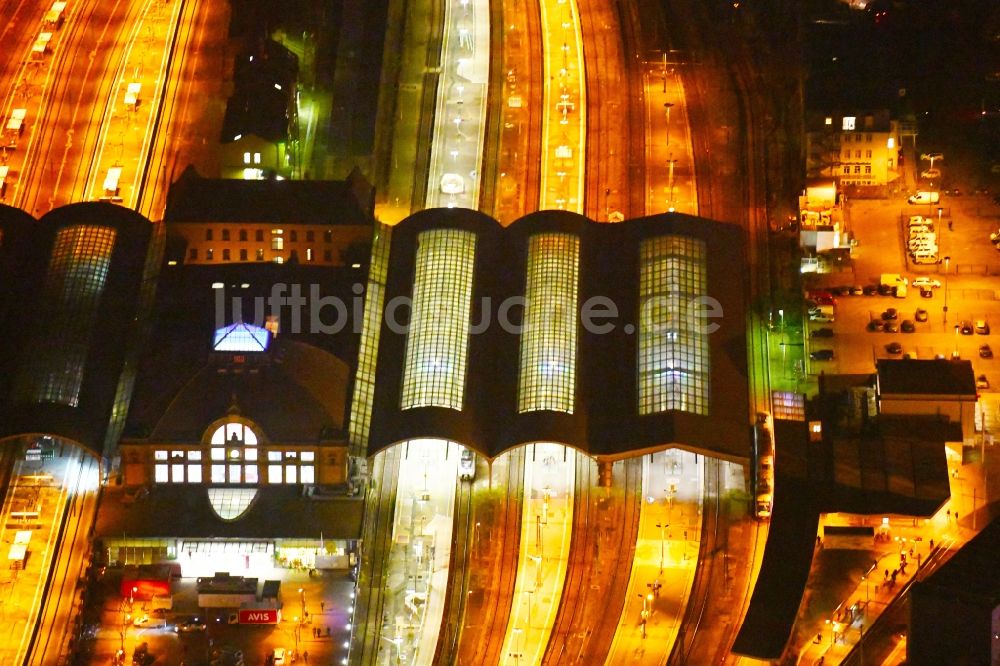 Halle (Saale) bei Nacht aus der Vogelperspektive: Nachtluftbild Hauptbahnhof der Deutschen Bahn in Halle (Saale) im Bundesland Sachsen-Anhalt, Deutschland