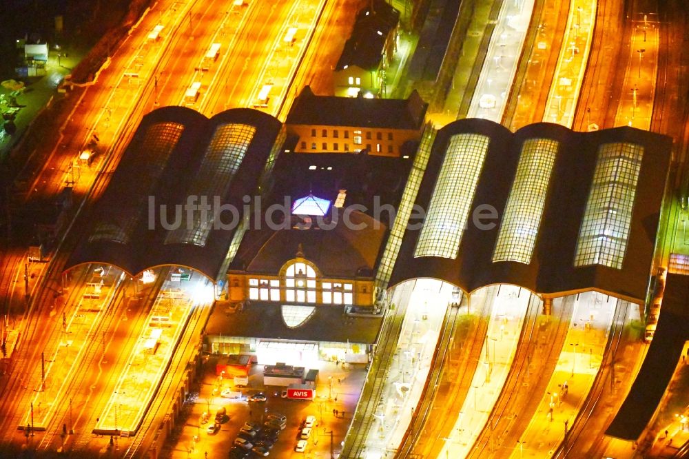 Nachtluftbild Halle (Saale) - Nachtluftbild Hauptbahnhof der Deutschen Bahn in Halle (Saale) im Bundesland Sachsen-Anhalt, Deutschland