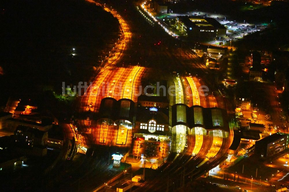 Halle (Saale) bei Nacht von oben - Nachtluftbild Hauptbahnhof der Deutschen Bahn in Halle (Saale) im Bundesland Sachsen-Anhalt, Deutschland