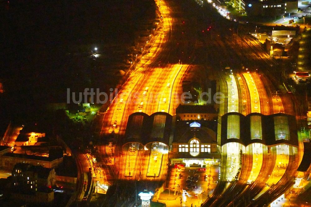 Halle (Saale) bei Nacht aus der Vogelperspektive: Nachtluftbild Hauptbahnhof der Deutschen Bahn in Halle (Saale) im Bundesland Sachsen-Anhalt, Deutschland