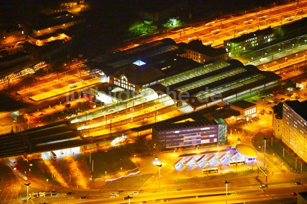 Nachtluftbild Halle (Saale) - Nachtluftbild Hauptbahnhof der Deutschen Bahn in Halle (Saale) im Bundesland Sachsen-Anhalt, Deutschland