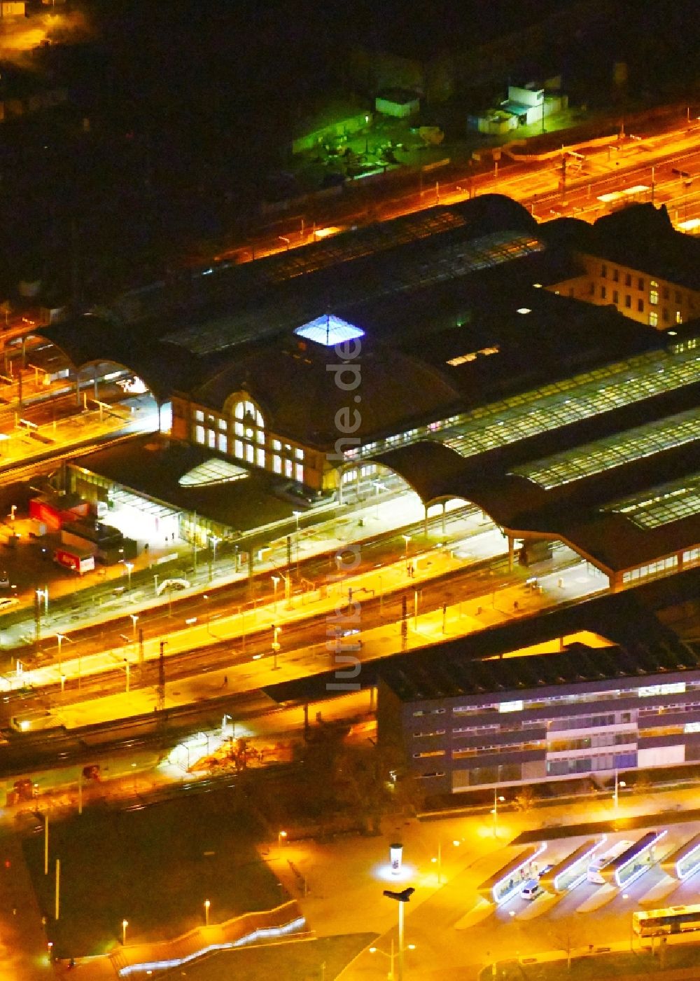 Nacht-Luftaufnahme Halle (Saale) - Nachtluftbild Hauptbahnhof der Deutschen Bahn in Halle (Saale) im Bundesland Sachsen-Anhalt, Deutschland