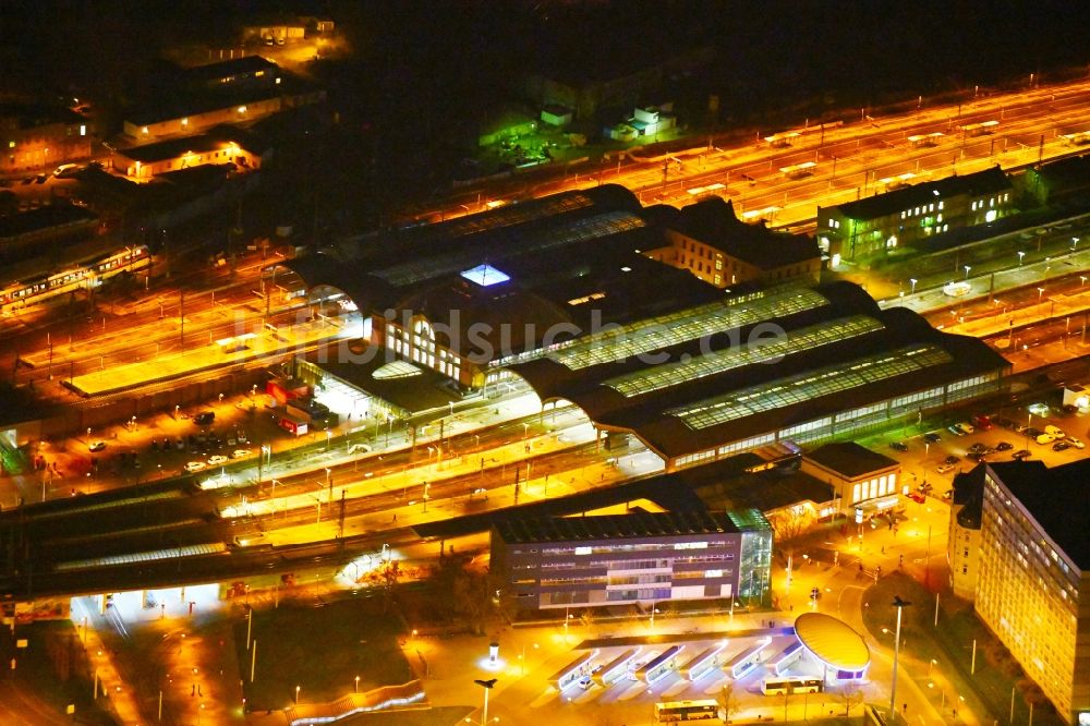 Halle (Saale) bei Nacht von oben - Nachtluftbild Hauptbahnhof der Deutschen Bahn in Halle (Saale) im Bundesland Sachsen-Anhalt, Deutschland