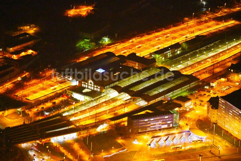 Halle (Saale) bei Nacht aus der Vogelperspektive: Nachtluftbild Hauptbahnhof der Deutschen Bahn in Halle (Saale) im Bundesland Sachsen-Anhalt, Deutschland