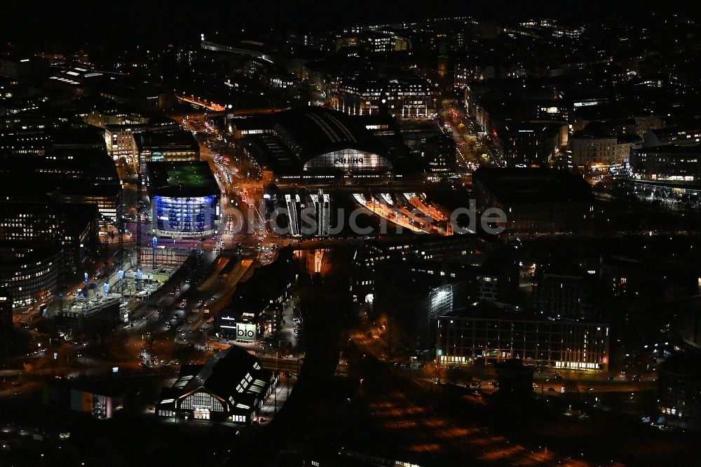 Hamburg bei Nacht von oben - Nachtluftbild Hauptbahnhof der Deutschen Bahn in Hamburg, Deutschland